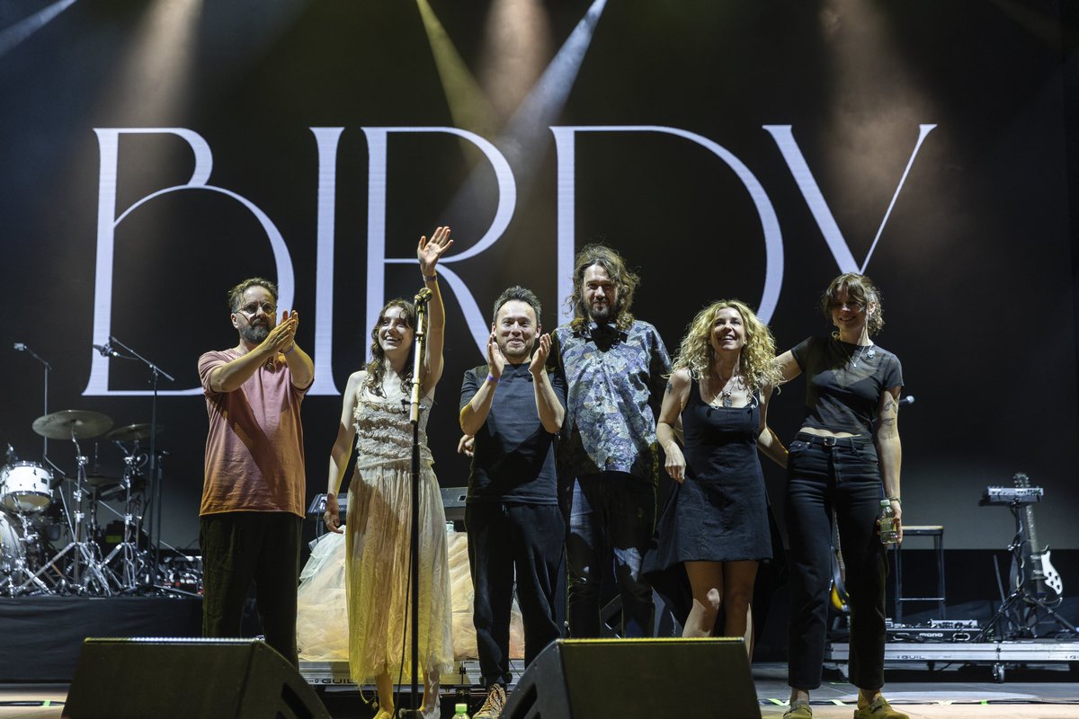 A pesar de su juventud, la madurez y sensibilidad artística que proyecta <a href="/birdy/">Birdy</a> es propia de una artista generacional capaz de ofrecer directos tan mágicos como el que vivimos anoche en nuestro escenario ✨💙

📸: Fer González