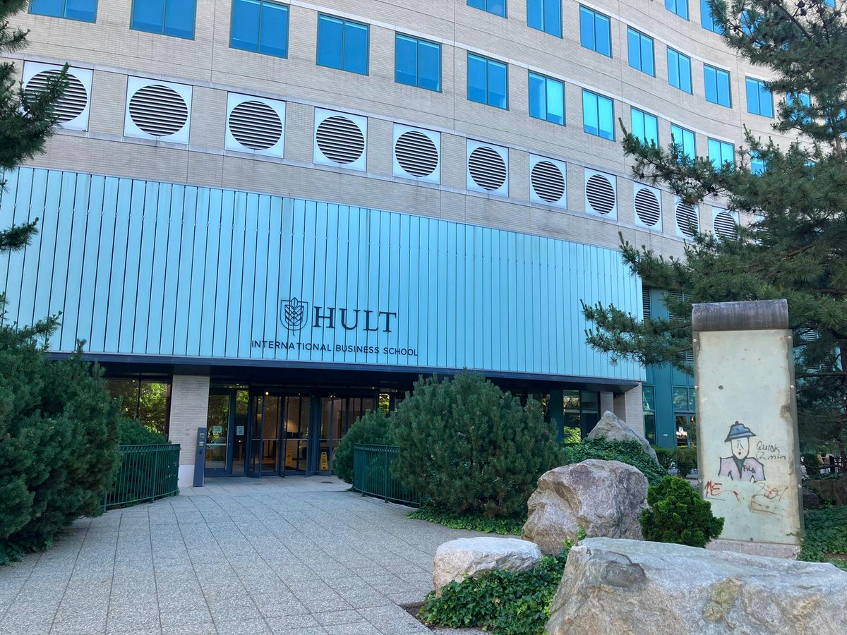 shraga_roee's tweet photo. Had a blast visiting @mattjohnsonisme at @Hult_Business and talk about "Humans in a World Ruled by Machines". It was an inspiring environment with great questions and discussions and, of course, an amazing view of #Boston :). #LLMs #AGI #HILDA https://t.co/rZLS9WYLqc