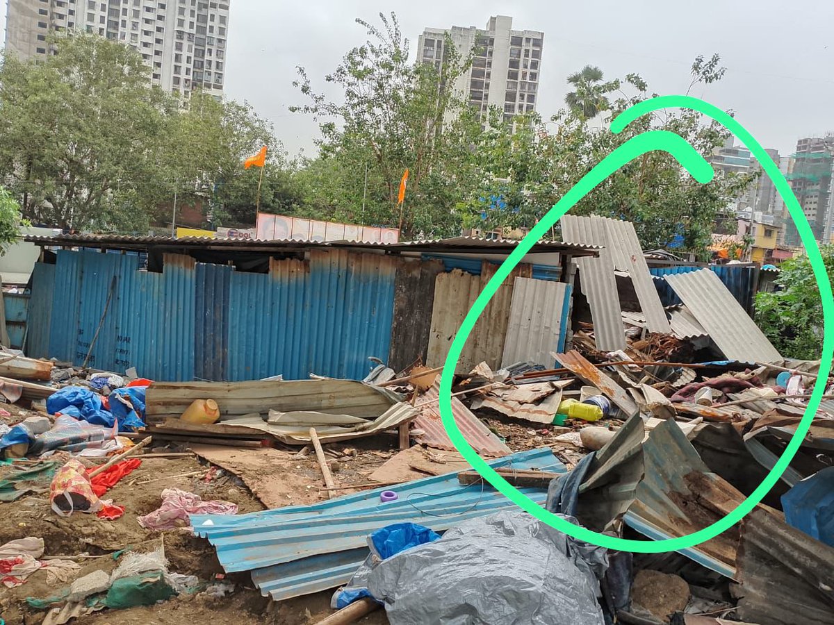 BABAJISAWANT2's tweet photo. @mybmc @MCGM_BMC This Encroachments at Kajupada Signal, Behram Baug, Oshiwara, Jogeshwari West Start the build new Huts After demolition by BMC. Kwest BMC ward not look into matter. Please take action against Land Mafia. https://t.co/A4ZZYRRwLs