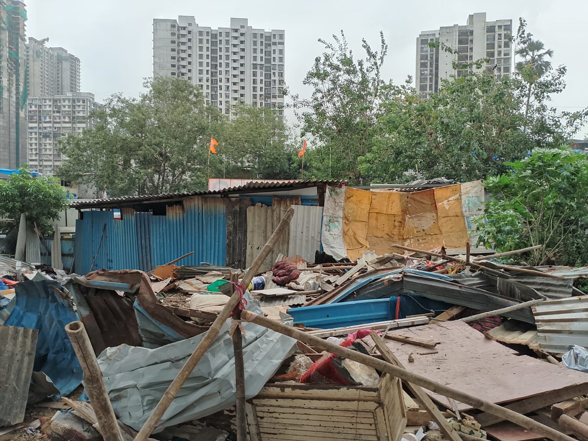 BABAJISAWANT2's tweet photo. @mybmc @MCGM_BMC This Encroachments at Kajupada Signal, Behram Baug, Oshiwara, Jogeshwari West Start the build new Huts After demolition by BMC. Kwest BMC ward not look into matter. Please take action against Land Mafia. https://t.co/A4ZZYRRwLs