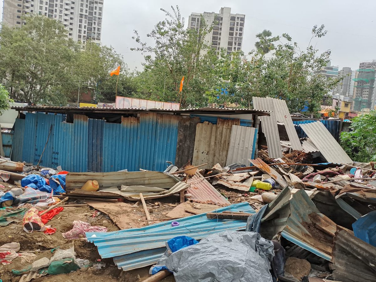 BABAJISAWANT2's tweet photo. @mybmc @MCGM_BMC This Encroachments at Kajupada Signal, Behram Baug, Oshiwara, Jogeshwari West Start the build new Huts After demolition by BMC. Kwest BMC ward not look into matter. Please take action against Land Mafia. https://t.co/A4ZZYRRwLs