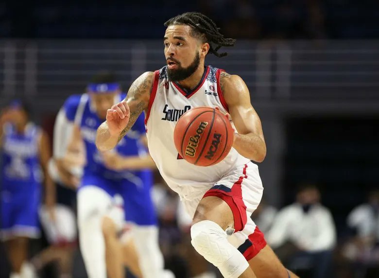MD_Basketball2's tweet photo. ποΈπ§πͺ@antwerpgiants (PBL) have signed25-year-old American guard @__TAKEFLIGHT (185cm-86kg-1999, college: WSU) for the new 2024-25 season. He played last season at @KirchheimKnight in German ProA. In 39 games, he had impressive stats: 20.1ppg, 4.9rpg, and 4.8apg.
#samengiants https://t.co/WyssVoN0zP