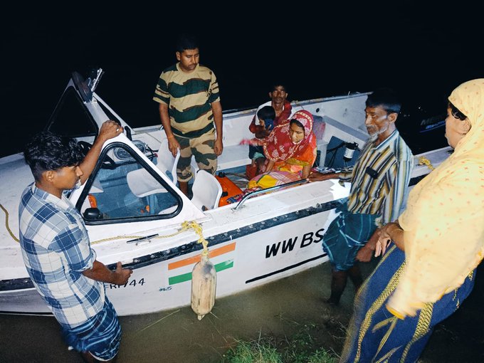 SportsWithFun's tweet photo. When in need, BSF troops of 157 Bn, SHQ Gopalpur come to the rescue. Nargis, suffering from excessive bleeding, was given first aid and taken to Mathabhanga Government Hospital.
#SavioursOfHumanity
#BeyondCallOfDuty #TejRan #LISA
#oriele #Abhiya #BreakingNews #hathras #PMModi https://t.co/WScMBYpX3N