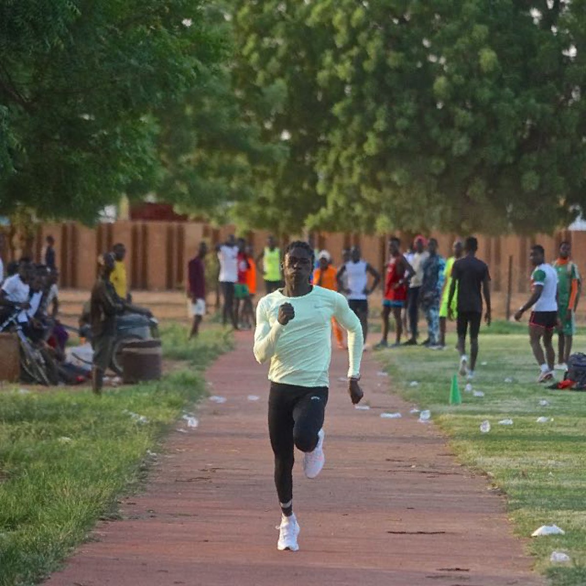 LabeurJ's tweet photo. Depuis un an, @AminatouSeyni2 ne se bat pas seulement contre des chronos sur la piste mais contre des pourcentages dans son sang.
Les instances internationales ont changé les règles « physiologiques », c’est à dire les pourcentages d’hormones dans son liquide sanguin.
1/n https://t.co/AG2pdlQLpQ