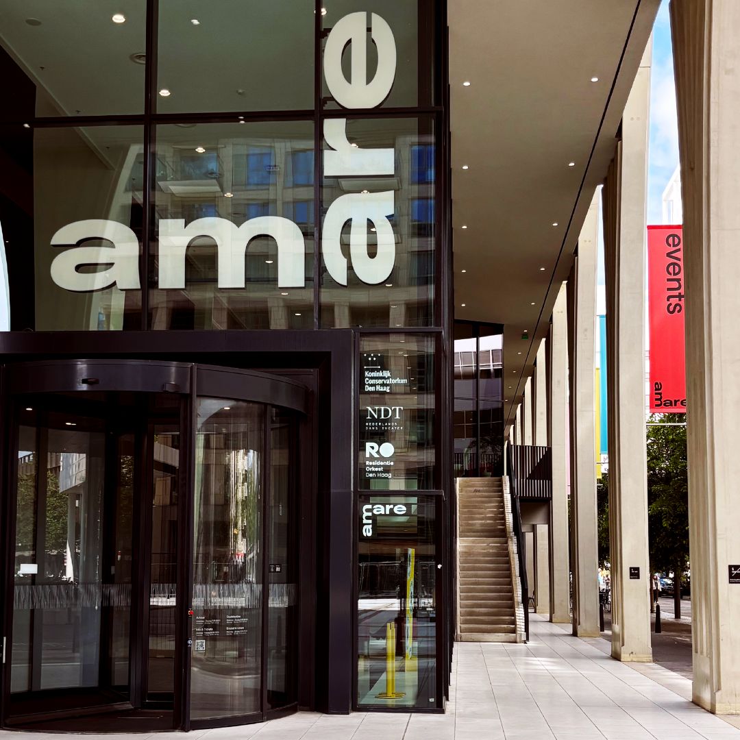 Amare nieuws / Nu kun je écht niet meer om ons heen!

Deze maand heeft KortVeen Reclame twee lichtreclames geïnstalleerd op onze gevel. Zo wordt Amare nog meer zichtbaar in de stad voor iedereen die langsloopt!