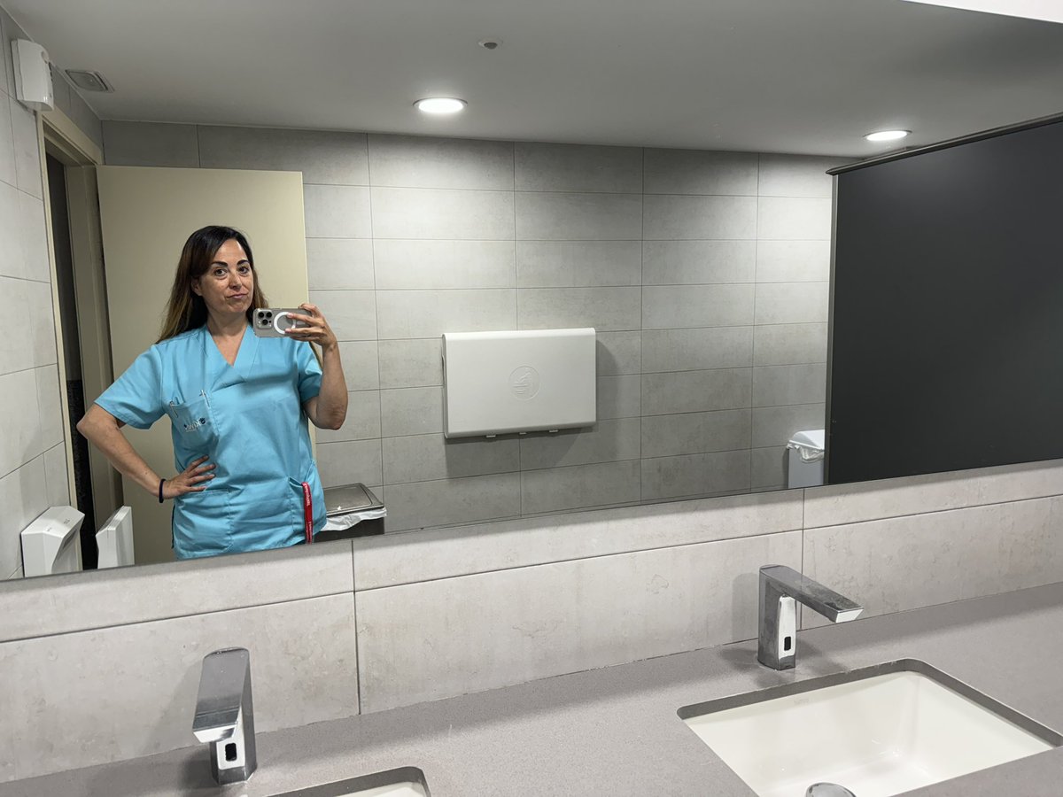 Circill's tweet image. Tenim els lavabos del curru esconyats, de manera que hem de travessar tot el centre comercial per poder evacuar. #LaVidaEsDura #LOL #Excursionisme