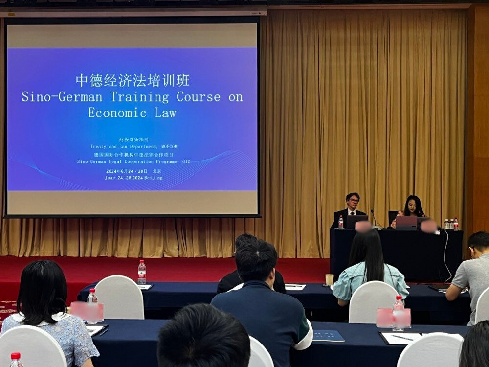 Last week <a href="/pierre_leturcq/">Pierre Leturcq</a> provided training to Chinese officials from <a href="/MOFCOM_China/">中华人民共和国商务部MOFCOM</a> 🇨🇳 focusing on the latest developments of the 🇪🇺 approach to trade and sustainability (TSD chapters, EUDR, CBAM, CSDDD).

Find out more about our work 👇 
ieep.eu/environmental-…

<a href="/GreenTradeNet/">Green Trade Network</a>