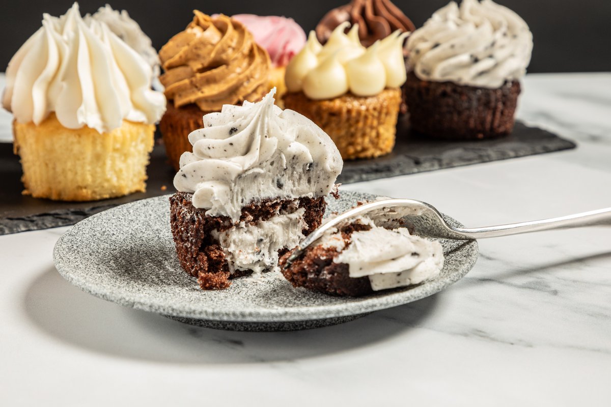 🧁 Add value and indulgence to your cakes, muffins and cupcakes with our Cookies &amp; Cream Flavour Frosting!

The smooth frosting, which contains pieces, is ready to use straight from the pail and is freeze-thaw stable in application. 

macphie.com/products/cooki…