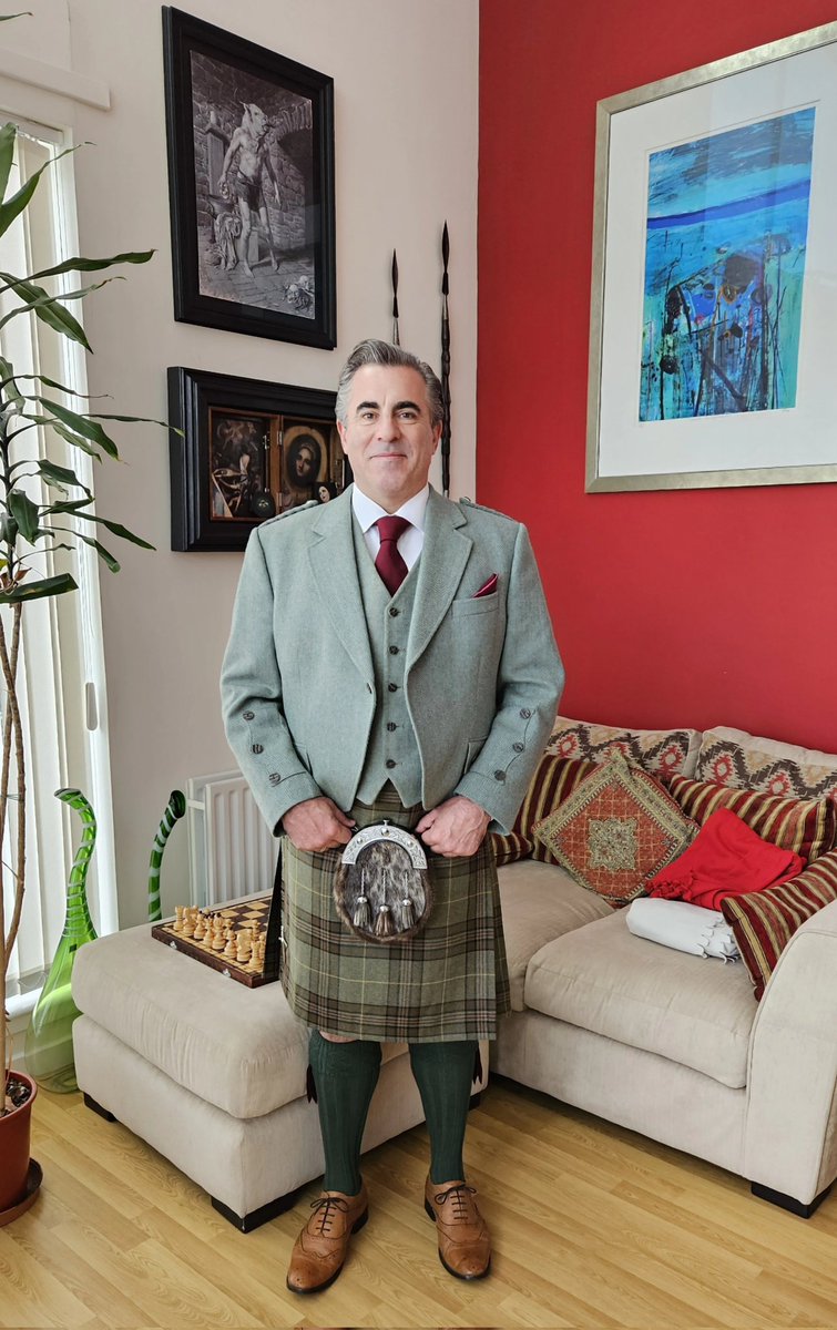 trevorjonesart's tweet image. Set to go to the King's Garden Party. 🏰👑  #Holyrood Palace, Edinburgh