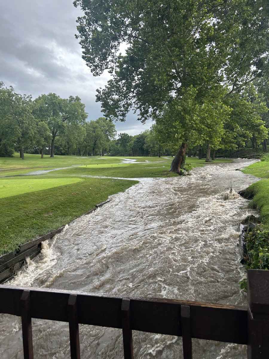 CRgreenside's tweet image. 5.75” rain yesterday ⁦@CCofLeawood⁩.
There is a lot to cleanup for the agronomy team today. We will not mow any playing surfaces today. Tee times delayed until 10am. 

#Flood #TweetForMembers #CCL #CartPathOnly #PondsAreFull