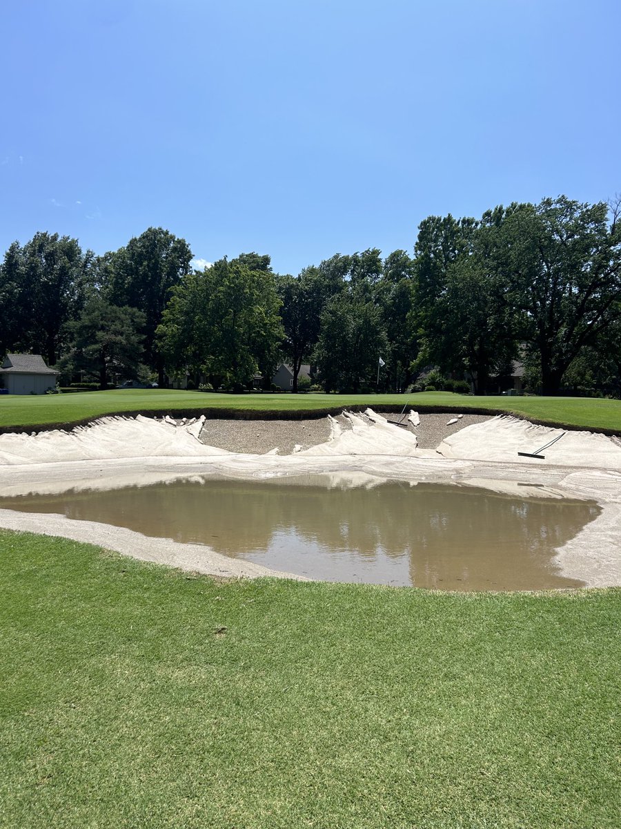 CRgreenside's tweet image. 5.75” rain yesterday ⁦@CCofLeawood⁩.
There is a lot to cleanup for the agronomy team today. We will not mow any playing surfaces today. Tee times delayed until 10am. 

#Flood #TweetForMembers #CCL #CartPathOnly #PondsAreFull