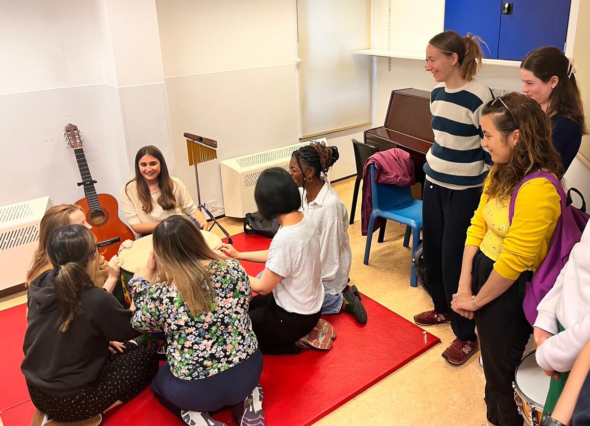 A great day hosting a visit of first year <a href="/guildhallschool/">Guildhall School of Music & Drama</a> Music Therapy students and introducing them to all things  <a href="/ChelWestTherapy/">Chelwest Therapies 💙</a>! 
Here they are sharing songs made up in response to case studies presented by our music therapy team🥁