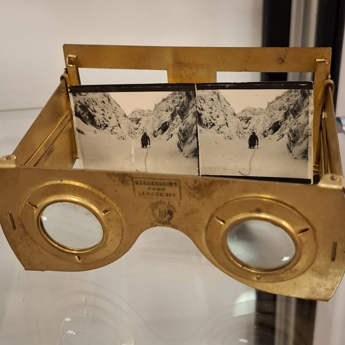 AlpineClubLib's tweet photo. Dorothy Pilley's stereoscopic viewer for tonight's book launch of Climbing Days. It's a folding one that's incredibly compact - thankfully we've also got some larger photos (and a couple of ice axes) on display. @canongatebooks  @Dan_Zep https://t.co/RAgjjyBDhr
