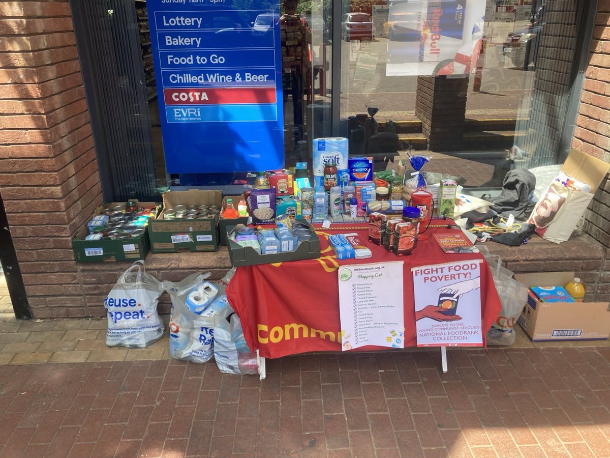 YCLEastEngland's tweet photo. MILTON KEYNES

🧵This weekend, members of the Communist Party &amp; Young Communist League in Milton Keynes organised a collection for their local food bank in Stony Stratford.

Members of the public showed a genuine interest in the Communist Party &amp; were pleased to hear that the 1/ https://t.co/CVYpG57yOv