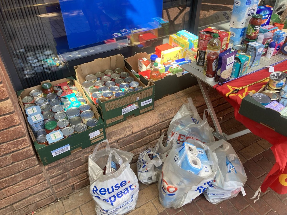 YCLEastEngland's tweet photo. MILTON KEYNES

🧵This weekend, members of the Communist Party &amp; Young Communist League in Milton Keynes organised a collection for their local food bank in Stony Stratford.

Members of the public showed a genuine interest in the Communist Party &amp; were pleased to hear that the 1/ https://t.co/CVYpG57yOv