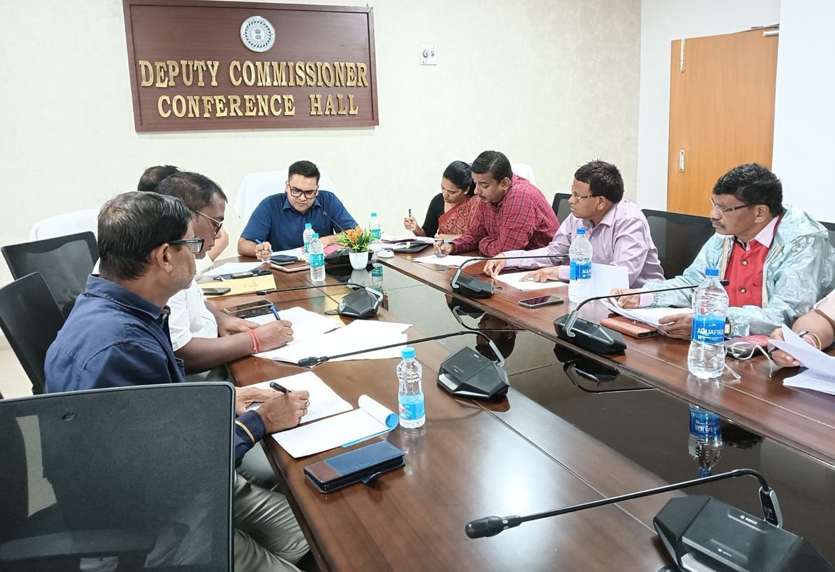 समाहरणालय सभागार में संलग्न पदाधिकारी एवं विभिन्न राजनैतिक दल के अध्यक्ष/सचिव व अन्य की उपस्थिति में आहूत बैठक के दौरान जिला अंतर्गत ERO/AERO द्वारा प्राप्त मतदान केंद्रों के नाम/भवन/स्थल परिवर्तन से संबंधित प्रस्ताव पर विस्तार पूर्वक चर्चा किया गया।
<a href="/ceojharkhand/">Chief Electoral Officer, Jharkhand</a> <a href="/DC_Chaibasa/">DC West Singhbhum</a>