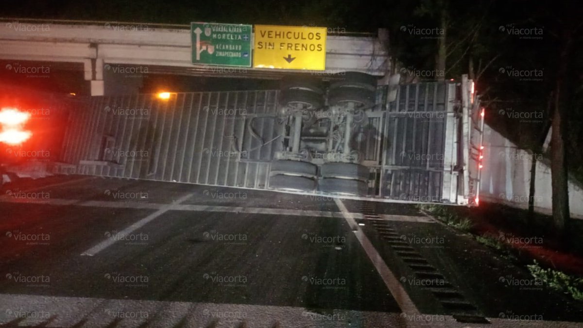 ⚠️Accidente ⚠️ 
Autopista: Maravatío- Zapotlanejo 
Tramo: Zinapecuaro km 201+800 
Cierre de sector dirección Guadalajara
🚧Mantenga la calma, Atienda las indicaciones viales y maneje con precaución ⚠️