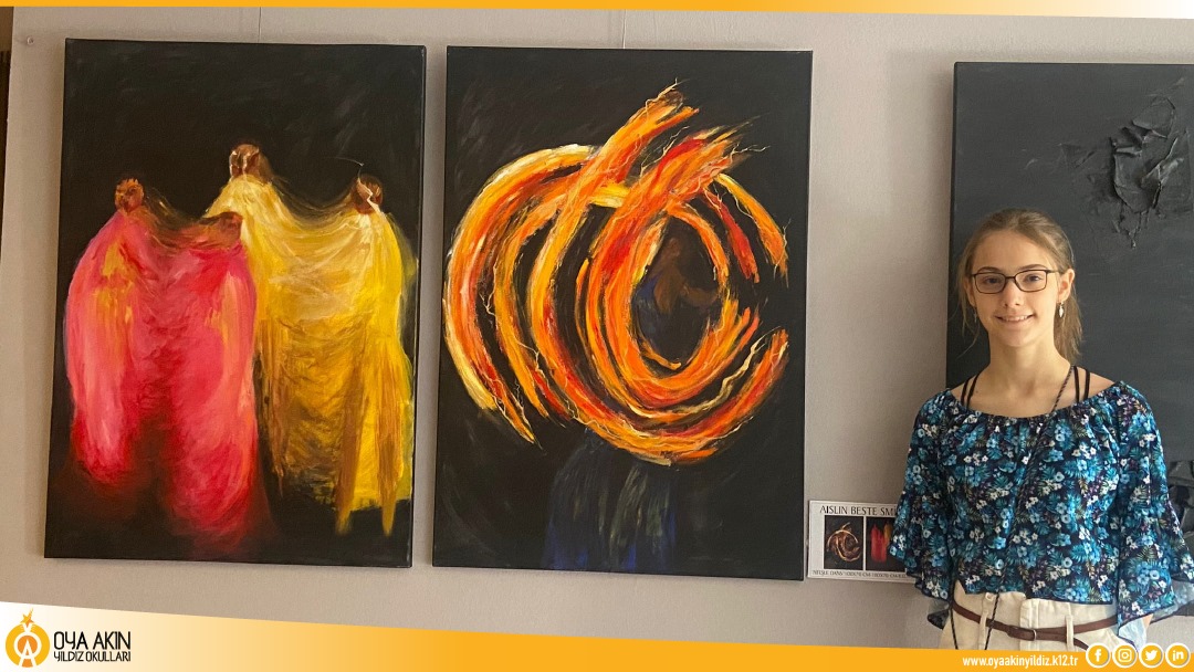Bilimde,sanatta ve sporda parlayan yıldızlarımız 💫
Anadolu Lisesi 10.sınıf öğrencimiz Aıslın Beste SMITH "İbrahim Demirel'in Objektifinden Tuvallere" sergisinde özgün çalışmalarıyla yerini aldı. Sevgili öğrencimiz Besteyi kutluyoruz 💫