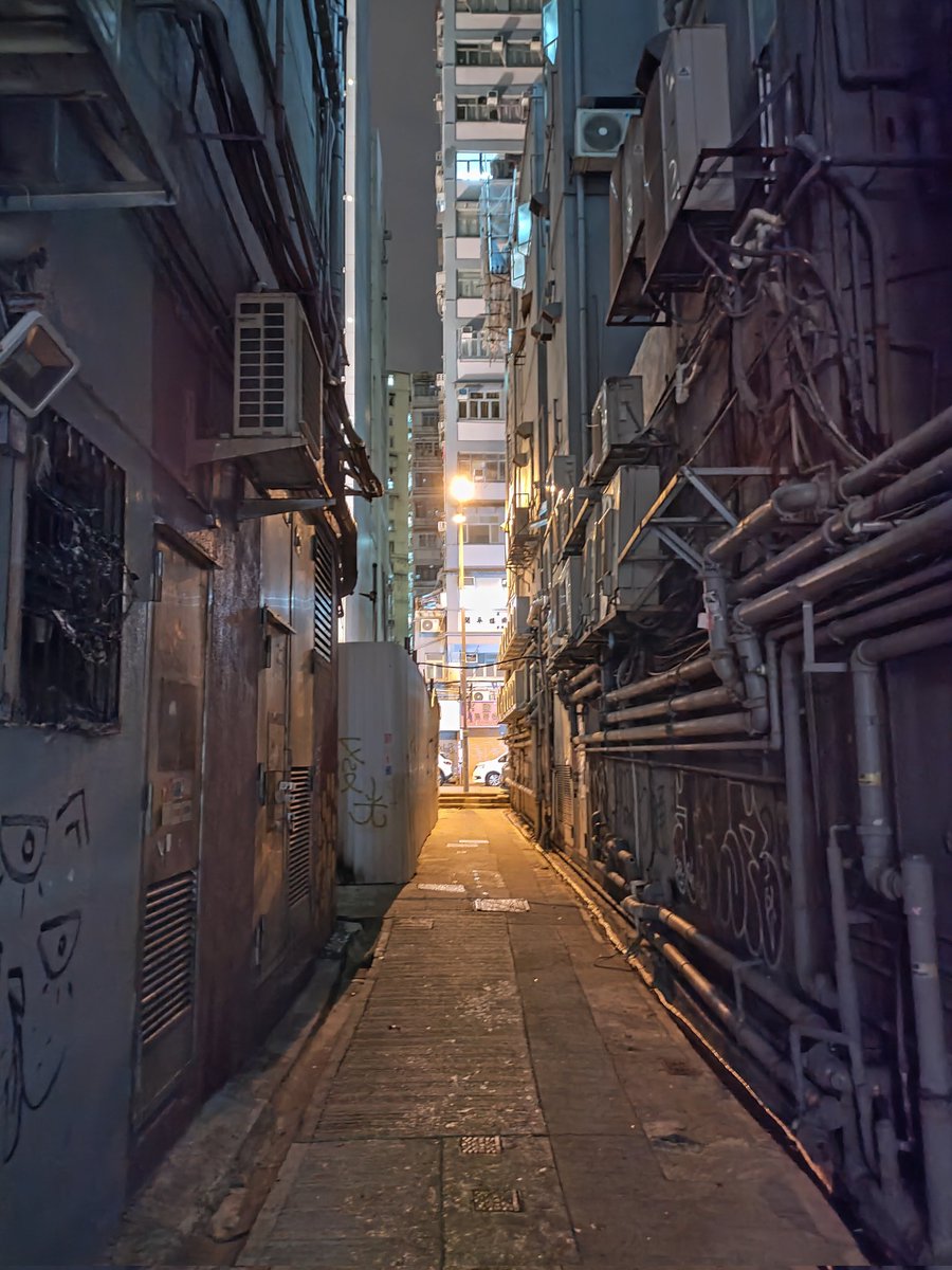 BlueBird_003's tweet photo. 香港の好きな所、稀にサイバーパンク的な🕶🚀🏢🌃✨場所に迷い込む所✨です…。 https://t.co/v6ZYunEDLq
