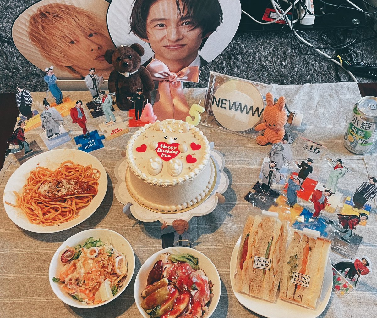 y_kome_'s tweet photo. 健くん45歳の誕生日おめでとうございます😊💐🎉
いつも仲良くしてくださってるさいこさん(@hacoiri_kenkun )と一緒にお祝い🎂
健くんに笑顔と幸せがいっぱい溢れる1年になりますように🧸🧡
#三宅健誕生日 #三宅健誕生祭2024 https://t.co/IXnXTMFYpg