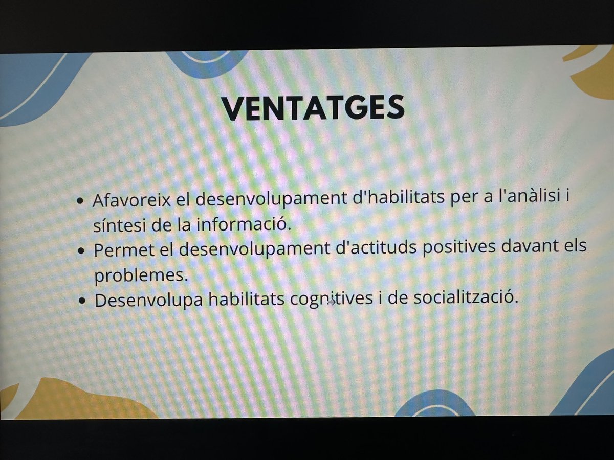 hpalomaresl's tweet photo. Allò de “la vida ja el suspendrà” i anem superant cursos, estudis,… ens porta a tenir estudiants de Màster universitari de l’àmbit educatiu que presenten treballs amb 👇🏻👇🏻👇🏻#cuidemlanostrallengua #salvemelcatalà https://t.co/KGLASUB7AL