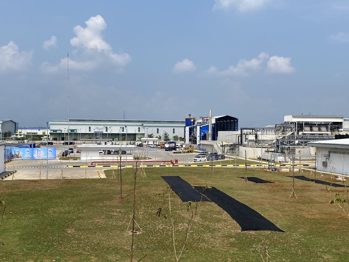 AgriNL_InMalSin's tweet photo. Today, Frisian Flag Indonesia Inaugurates new factory  in Cikarang, largest in the world. 

As for investment, this new factory requires an investment of 257 million Euros or around IDR 3.8 trillion. This is the largest investment by FrieslandCampina worldwide. https://t.co/cnKgGLNnQo