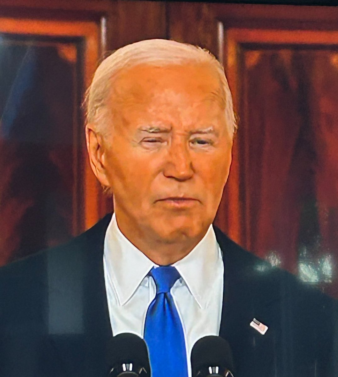 So, now they’re doing insta tan before he speaks so he doesn’t look like a dead ghost?! Or is he trying to be Trump so his numbers skyrocket?!?! 🤣🤦🏻‍♂️💀