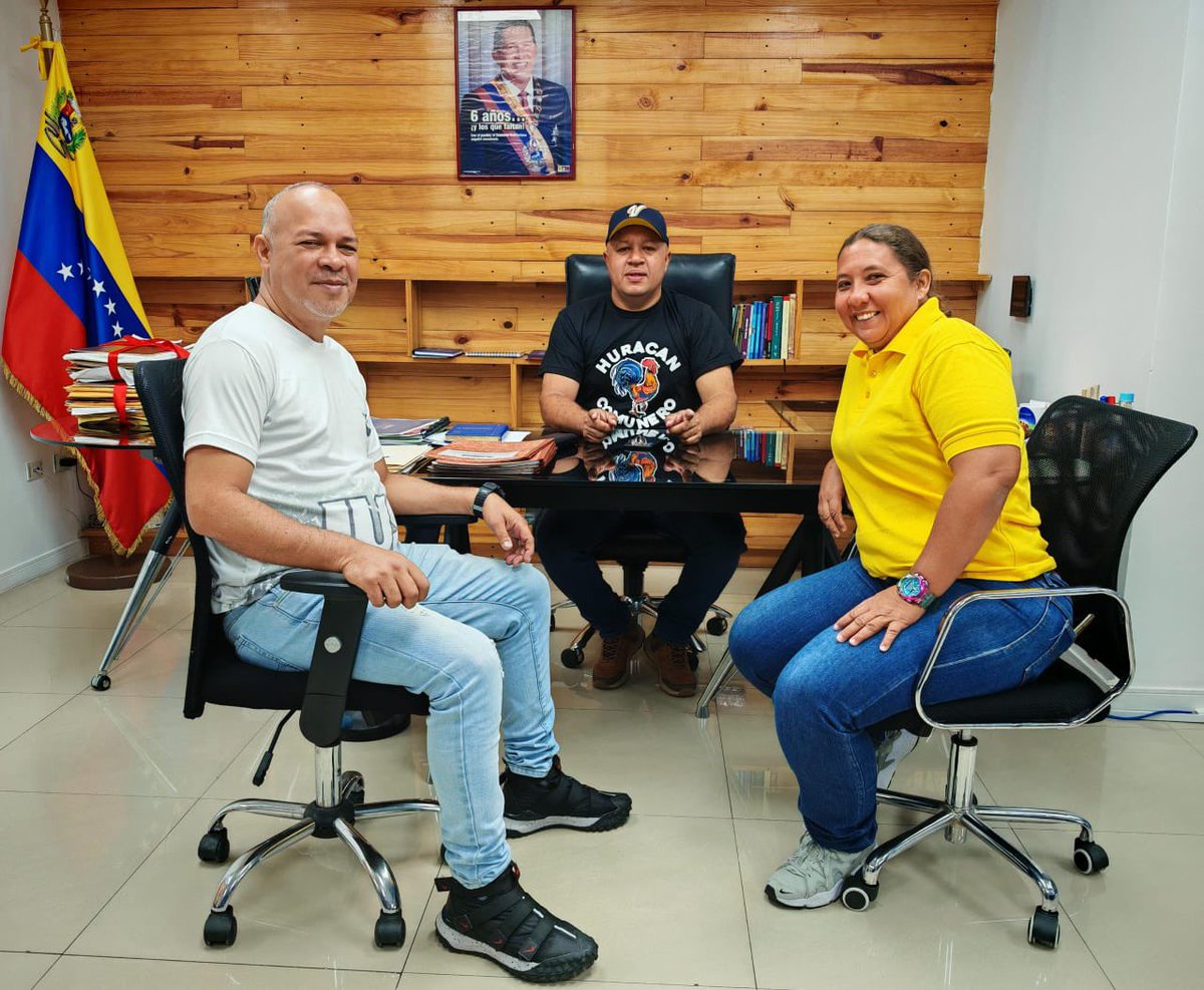 AngelPComuna's tweet photo. Antes de salir para el Zulia recibimos a Angela y Rubén que vienen del estado Cajedes son voceros de la Comuna Revolución Zamorana, de San Carlos. Tenemos una tarea que nos encomendó el presidente @NicolasMaduro, de construir el plan de vivienda desde el pueblo y para el pueblo
Con ellos acordamos impermeabilizar los techos del urbanismo Hugo Chávez con recursos del @ComunasVE_  La comunidad asumirá en trabajo colectivo y voluntario el embellecimiento de su urbanismo
#ComunaONada
@delcyrodriguezv @irisvarela