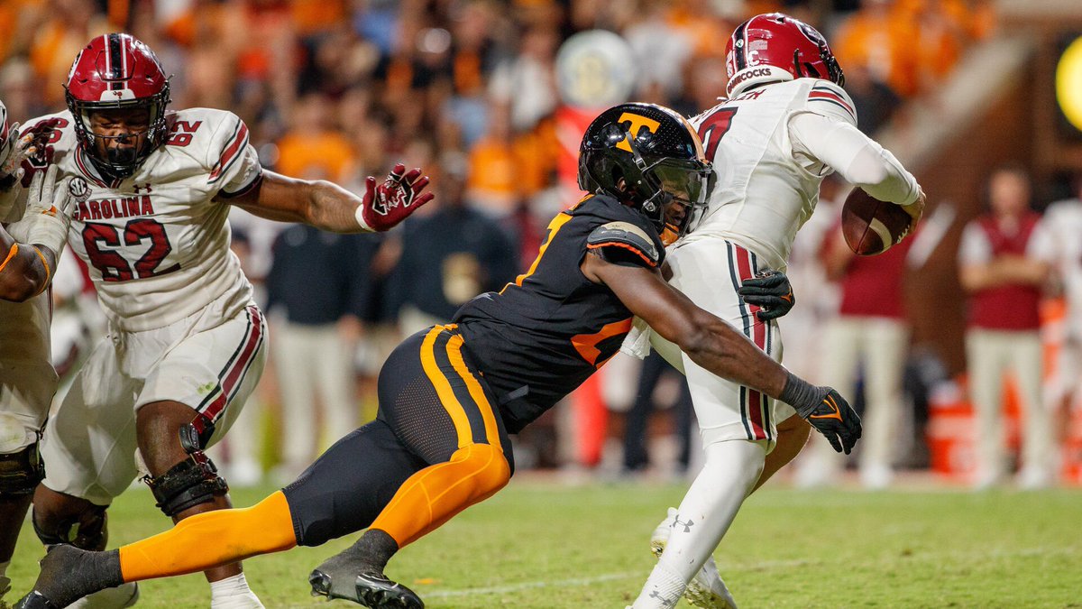VolsOnSI's tweet photo. NEWS: Tennessee continues to land players on preseason All-America teams. 

James Pearce Jr. and Cooper Mays were tabbed Walter Camp First Team All-Americans on Tuesday. 

➡️ https://t.co/7CPWe1680F https://t.co/oHlnR6Kzjj