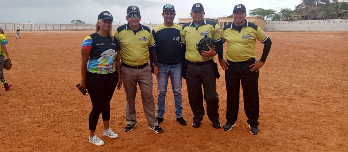zelmit's tweet photo. Desde el #CMDNNAVILLALBA, seguimos apoyando el Derecho al Deporte y Recreación, dandole continuidad al programa #HAGAMOSUNTRATOPORELBUENTRATO, felicitamos a todos los equipos campeones de la categoría Junior ... Porque los @NNA son prioridad. https://t.co/TtnlezjZ7s