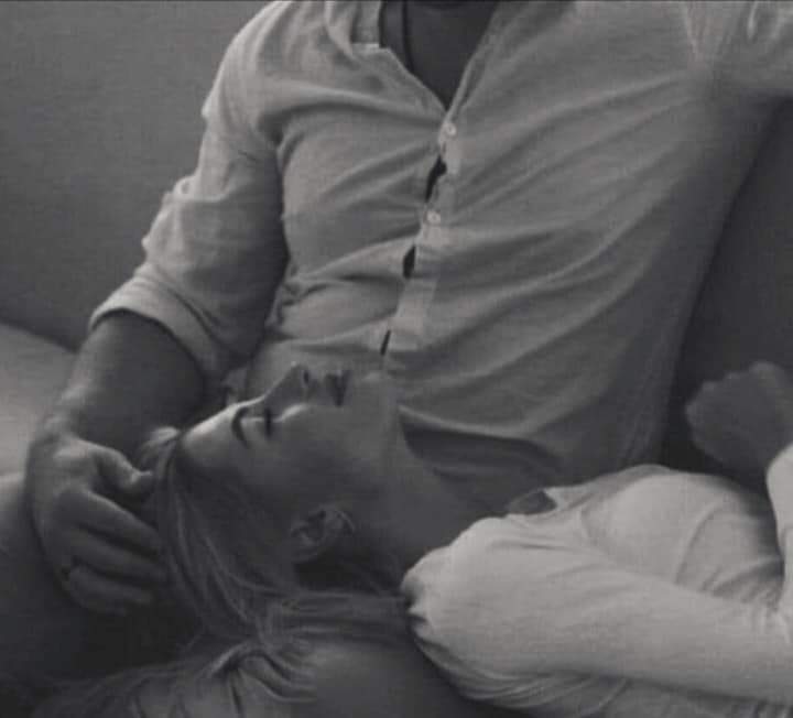 " Che poi la persona giusta
è quella con cui condividi,
non solo la realtà,
ma soprattutto la fantasia "