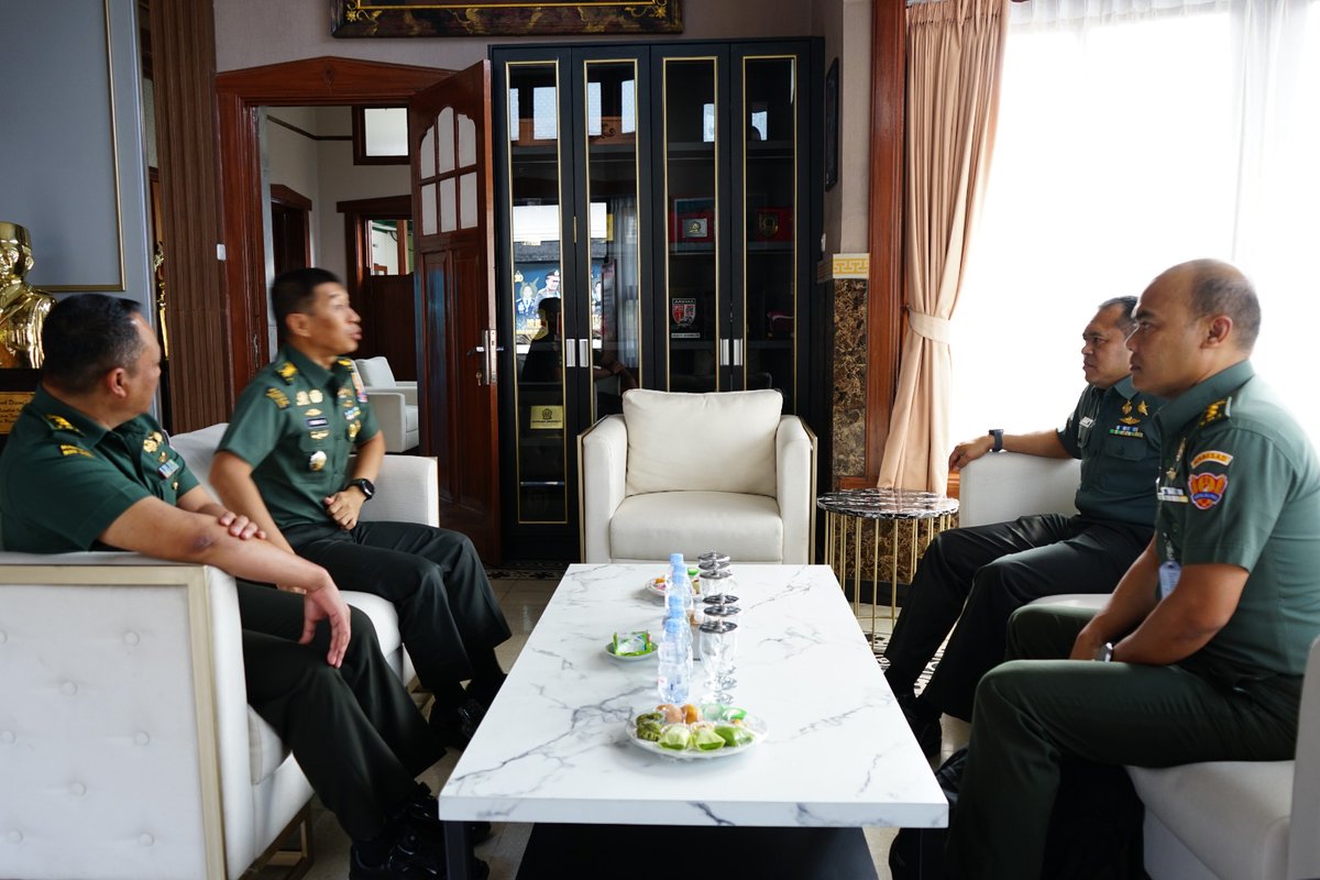 Bulletin083's tweet photo. **Malang, 2 Juli 2024** – Korem 083/Bdj menyambut Tim DALWASPROGGAR dan mengadakan Bimbingan Teknis (BIMTEK) tentang Penyusunan Anggaran dan Program Latihan TNI AD. https://t.co/MJwny2ea2h