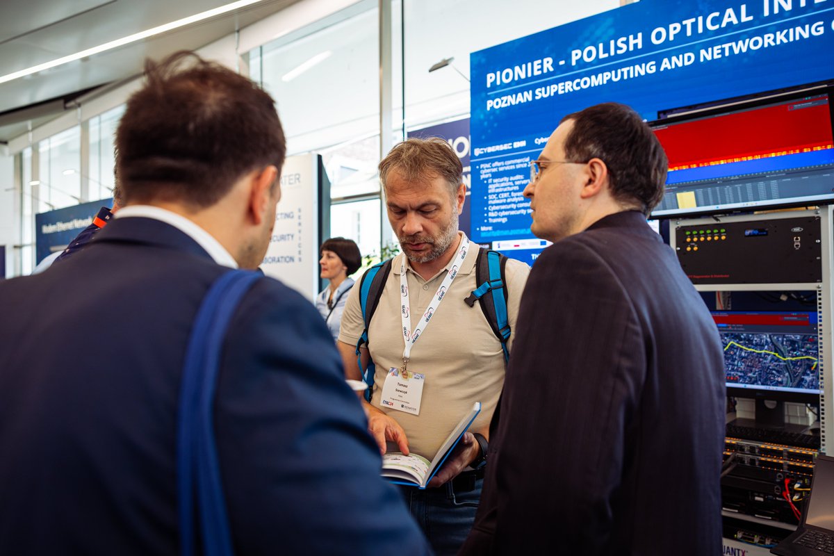pcss_psnc's tweet photo. Podczas #TNC24 wraz z Konsorcjum #PIONIER prezentowaliśmy projekty: #PIONIERQ #PIONIERLAB #PL5G #EOSC #CYBERSEC #QKD Quantum Key Distribution #DAS Distributed Acoustic Sensing #RLS Regeneration Laser Station #OFT Optical Frequency Transfer Regenerator & Distributor📷
@GEANTnews https://t.co/eDwhcHP2xq