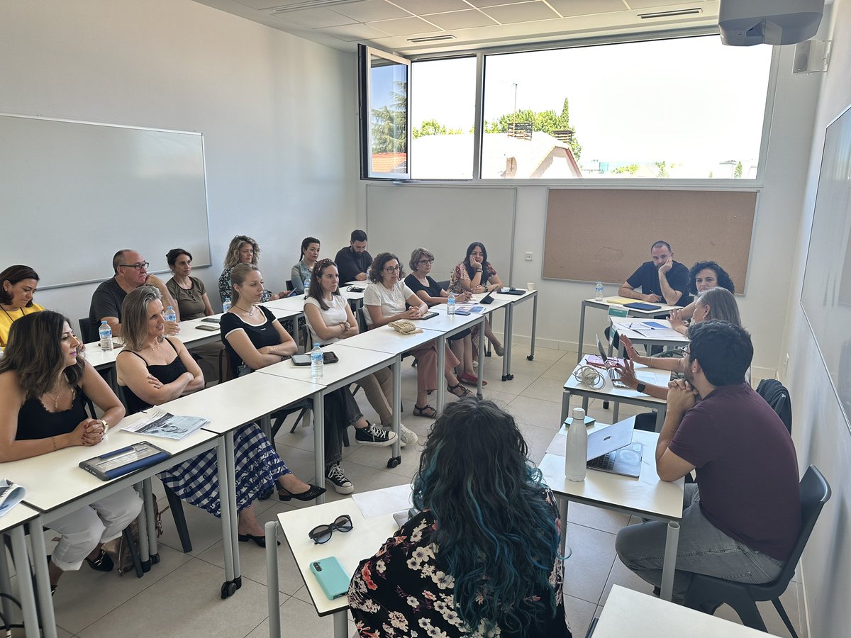 Colegio_Brains's tweet image. ¡Damos por finalizado el segundo día del III Symposium de Cinned! 🎉 #EducarConFundamento

Durante las mesas redondas, hemos explorado temas fundamentales como la inteligencia emocional, las tecnologías, el papel del docente, el liderazgo y mucho más. 🙌

Un agradecimiento…