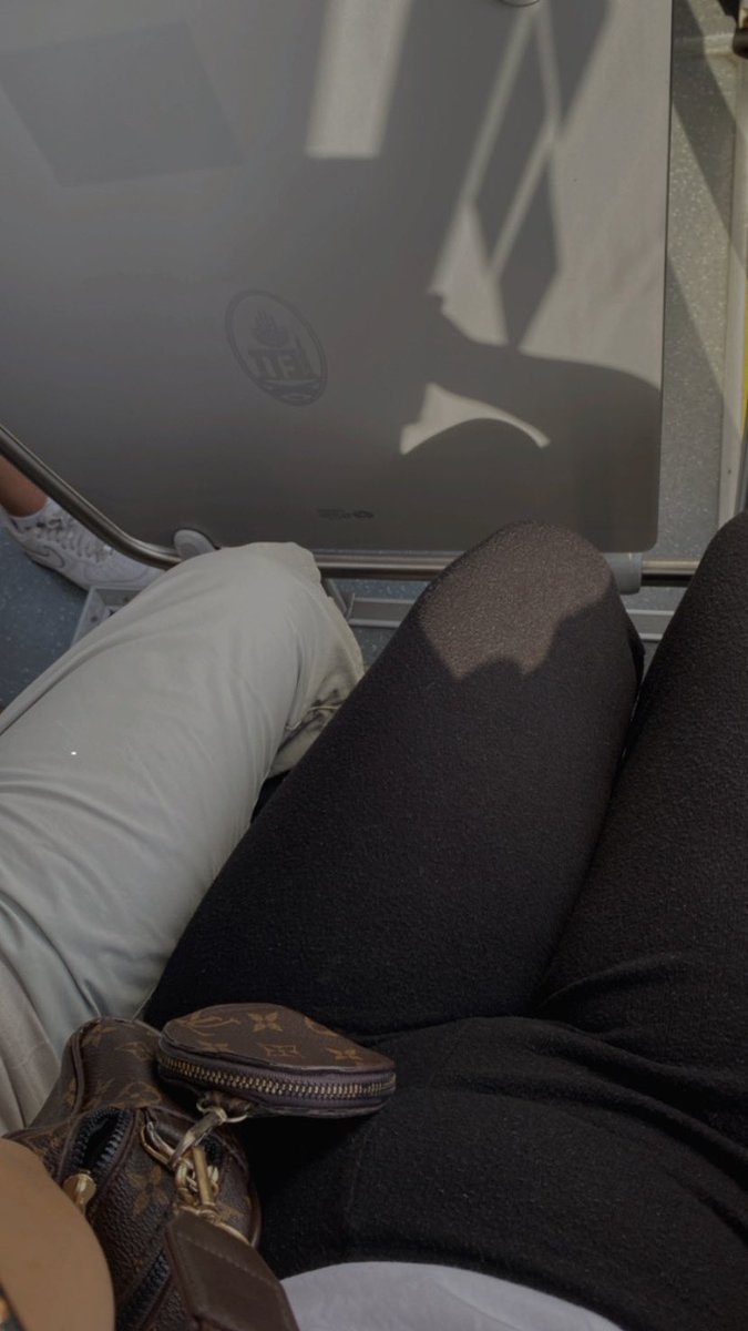 Toplu taşımalarda şöyle oturan insanların bacaklarını birbirine dolayıp dikmek istiyorum bak kapanabiliyormuş dimi diye. Saygısız ve eğitilmezsiniz.