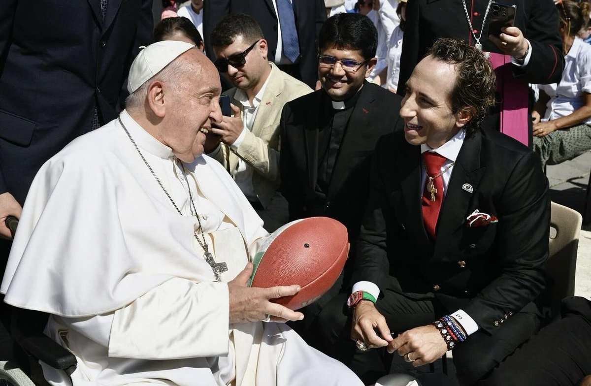 Mohans_Tailors's tweet image. What a powerful image! Our brother, @seanstellato, in Rome 🇮🇹 with His Holiness, #PopeFrancis @Pontifex. 🌟✝️ @Mohans_Tailors is deeply proud of you, Sean &amp;amp; thrilled you had this incredible experience. Siamo tutti molto orgogliosi di te! 👏🎉🏈

#Blessed #NoBackingDown