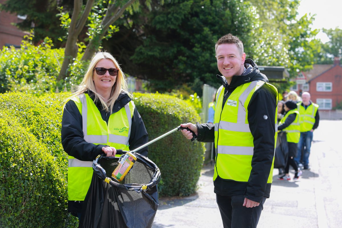 Salix Homes teams made a positive impact in Salford on our Working in Neighbourhood (WIN) Day. We cleared 48 bags of rubbish, engaged with customers, and strengthened community bonds. 
Read more about our community initiatives orlo.uk/ZpVUL  #Salford 🚮🧤