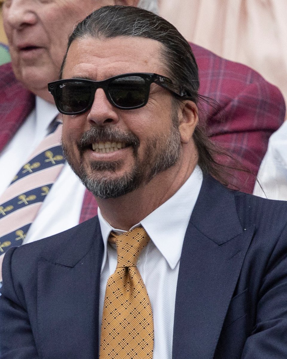 Rock legend Dave Grohl meets Centre Court 🎸

#Wimbledon | <a href="/foofighters/">Foo Fighters</a>