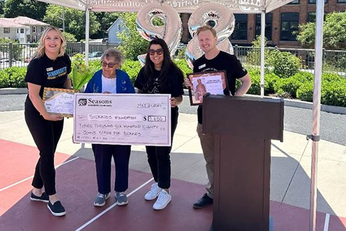 #ORCAmember <a href="/SeasonsRC/">Seasons Retirement Communities</a> Cambridge's resident Joan Thomlinson completes her 98th lap around the community track on her 98th birthday for charity. 

Read more: cambridgetoday.ca/local-news/ret…
Photo credit: <a href="/SeasonsRC/">Seasons Retirement Communities</a>