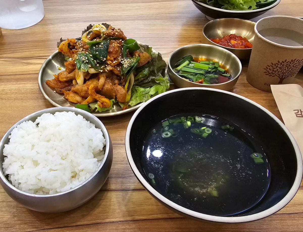 jaewon725's tweet photo. 240630.늦첵.

일요일 오후4시, 애매한 시간에 배가 고픈 아빠와 딸.

아빠는 딸이 먹고 싶다는 제육볶음 맛집을 찾고자 네XX지도, 카XX지도, 구X맵을 사용해서 집에서 반경 4km이내 식당을 ��색. 

후보군에서 하나씩 지워 나가다가 1km거리에 제육볶음도 있고 돼지곰탕 전문점 도연관 영통점을 발견. https://t.co/5fVfhRvCci