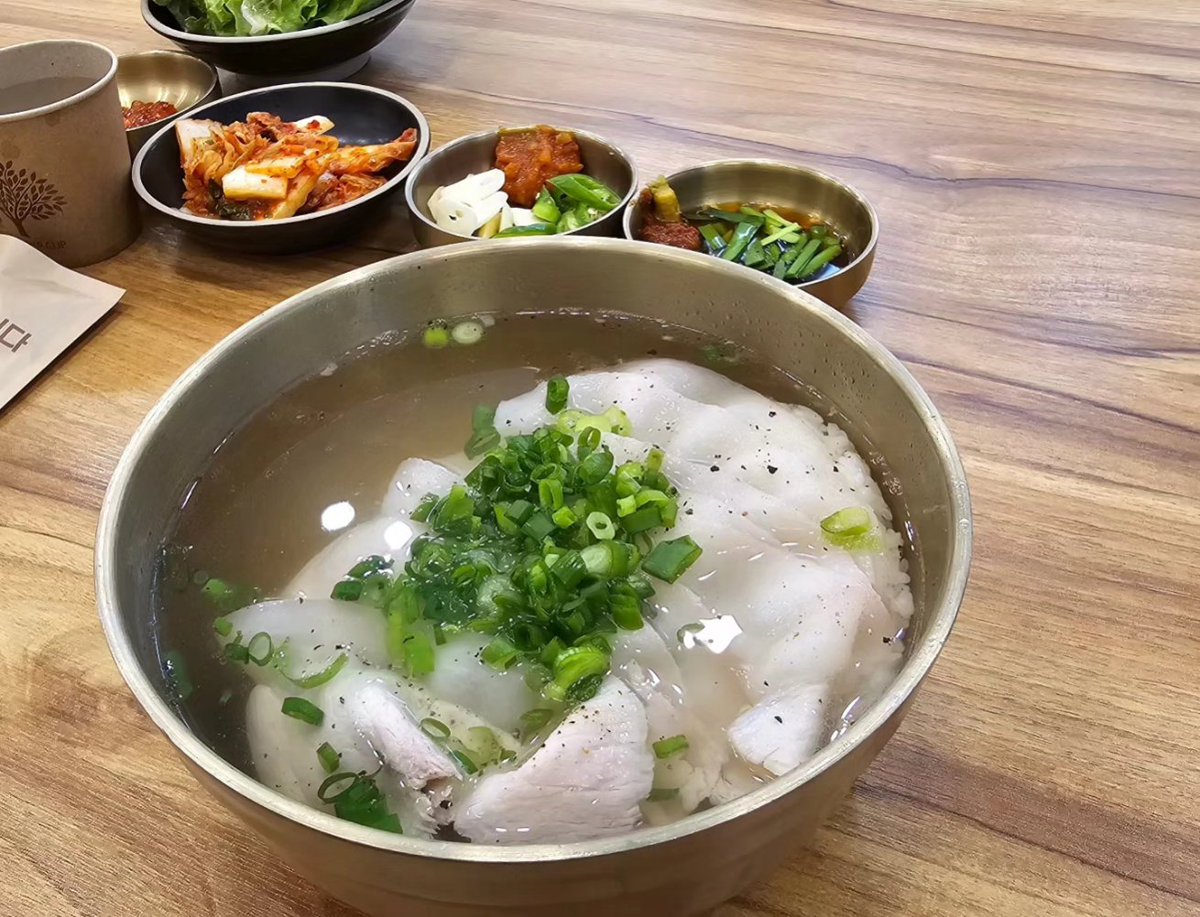 jaewon725's tweet photo. 240630.늦첵.

일요일 오후4시, 애매한 시간에 배가 고픈 아빠와 딸.

아빠는 딸이 먹고 싶다는 제육볶음 맛집을 찾고자 네XX지도, 카XX지도, 구X맵을 사용해서 집에서 반경 4km이내 식당을 ��색. 

후보군에서 하나씩 지워 나가다가 1km거리에 제육볶음도 있고 돼지곰탕 전문점 도연관 영통점을 발견. https://t.co/5fVfhRvCci