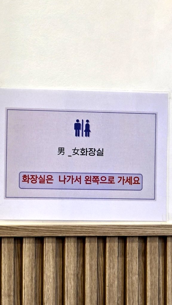 jaewon725's tweet photo. 곰탕고기 추가 50g에 3000원. 하지만 고민하다 패스.

쌈장에 편마늘과 청양고추, 오징어젓갈에 김치도 반찬으로 나오니 국밥 한 숟가락에 고추지간장 찍은 고기 한 점에 반찬 한가지씩 올려서 여러 조합으로 먹어주기.

제육쌈정식을 먹는 딸아이는 야채는 안먹으니 내가 제육볶음 조금에다 쌈처리. https://t.co/TVlfXgkdad