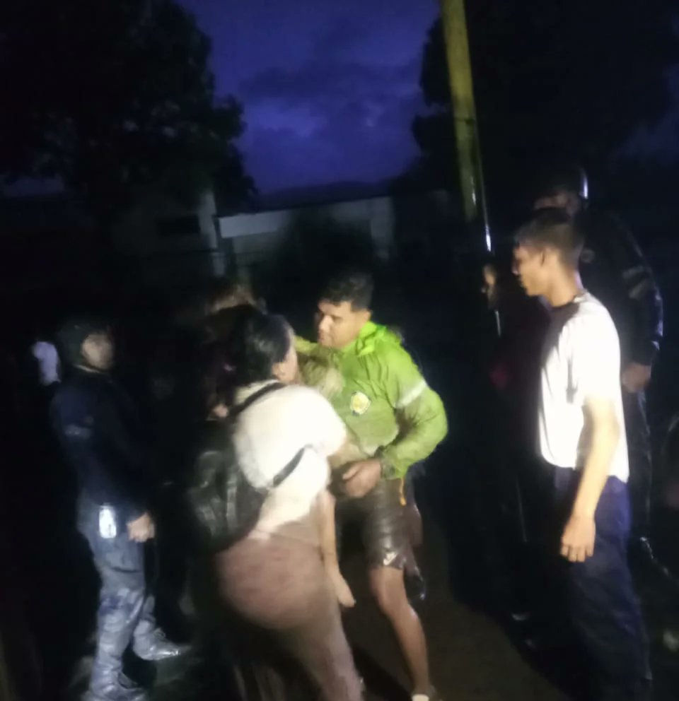 Cuerpo de Policía Nacional Bolivariana. tweet media