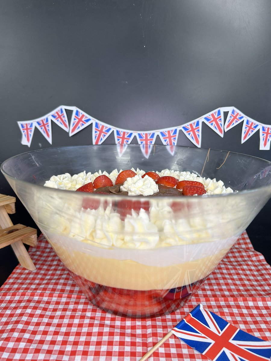 MissEaglefield's tweet photo. Y10 have been amazing once again! What a brilliant afternoon making traditional British dishes 🇬🇧@deferrers #WorkHard https://t.co/BnIZV9tYYM