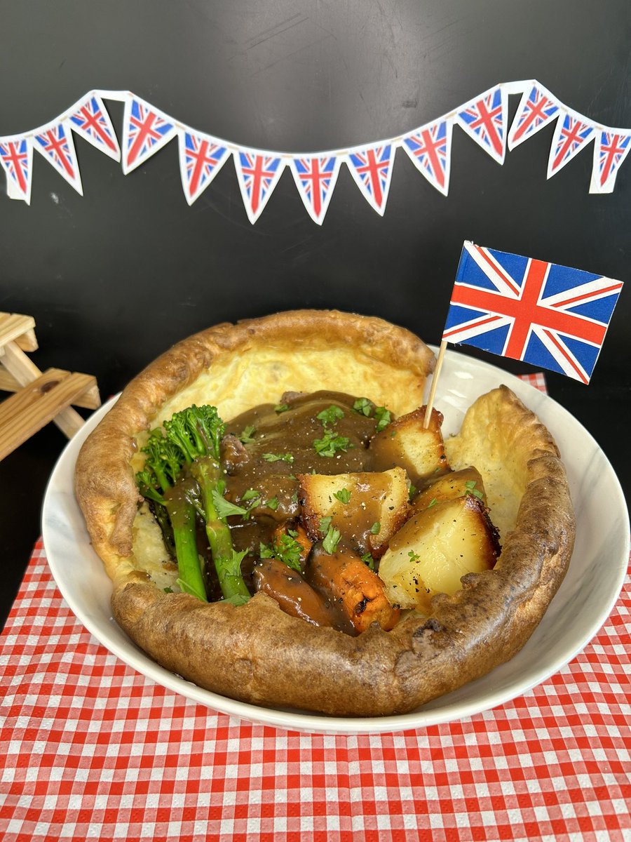 MissEaglefield's tweet photo. Y10 have been amazing once again! What a brilliant afternoon making traditional British dishes 🇬🇧@deferrers #WorkHard https://t.co/BnIZV9tYYM