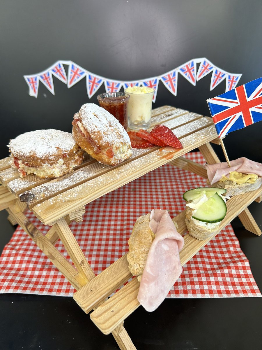 MissEaglefield's tweet photo. Y10 have been amazing once again! What a brilliant afternoon making traditional British dishes 🇬🇧@deferrers #WorkHard https://t.co/BnIZV9tYYM
