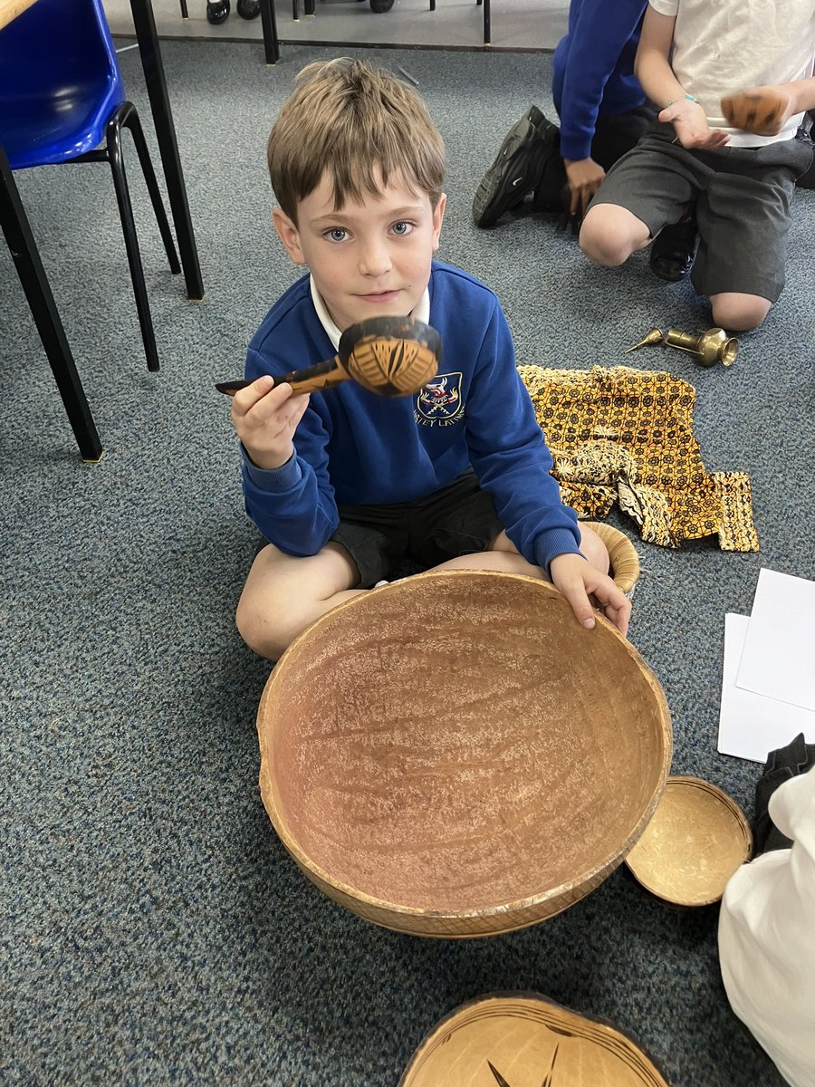 latimerprimary's tweet image. Class AB have been exploring some artefacts from Africa. They are over 50 years old. The children particularly liked the tradition dress and camel haired runner. #latimergeography #classab
