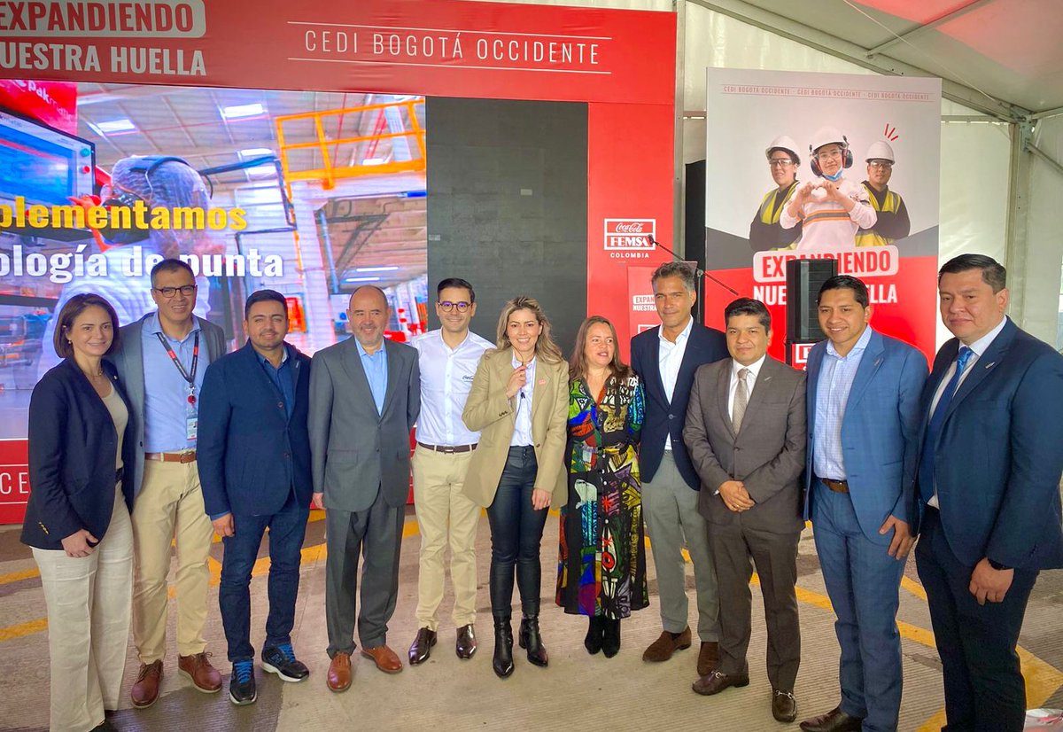 PartidoMIRA's tweet photo. Acompañamos la inauguración de la planta de embotellamiento Coca-Cola Femsa Colombia en #Funza, que será el centro de distribución de Bogotá Occidente.

Esta planta aportará al desarrollo económico, social y ambiental del país, en la Región Metropolitana Bogotá Cundinamarca, con:

📈 Generación de más de 400 empleos para el municipio de Funza y sus alrededores.

🚰 Ahorro de hasta un 60% del consumo diario de agua mediante el uso de aguas lluvias residuales.

♻️ Mejores procesos para el aprovechamiento de residuos.

En el @PartidoMIRA estamos comprometidos con el fortalecimiento de las grandes empresas, así como de las Mipymes y los Micronegocios del país.