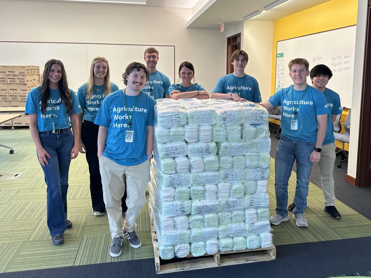 FCSAmerica's tweet photo. Our summer interns gathered in Omaha last week and participated in a group volunteer outing with three local nonprofits – Nebraska Diaper Bank, @access_period and @WhisperingRoots.

While volunteering, they packed:
✔ 18,000 diapers
✔ 175 three-month period packs
✔ More than 1,200 containers of soup

Volunteering is one of many ways we serve the communities we and our customer-owners call home. We’re proud to include such an impactful event as part of our summer internship program.