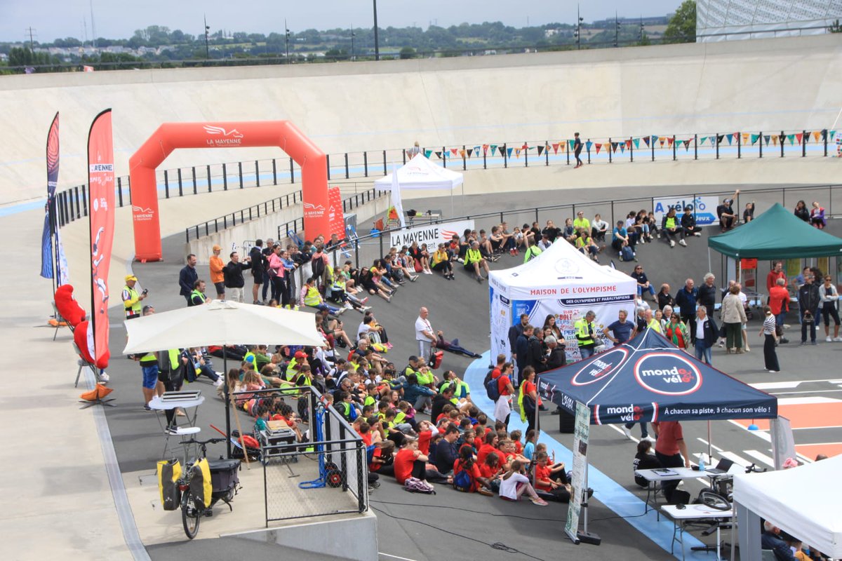 Dernière étape du projet #AVéloVerslesJeux, arrivée des 3️⃣0️⃣0️⃣  élèves de <a href="/LavalAgglo/">LavalAgglo</a> et de <a href="/Laval_la_Ville/">Laval la Ville</a> sur le vélodrome  <a href="/FrancoisPervis/">François Pervis</a> de l' <a href="/espacemayenne/">Espace Mayenne</a>.
Merci à l'ensemble des partenaires de l'événement : <a href="/DSDEN53/">DSDEN de la Mayenne</a>, <a href="/UsepMayenne/">USEP Mayenne</a>, <a href="/usepnationale/">USEP nationale</a>, <a href="/lamayenne/">La Mayenne, le Département</a>